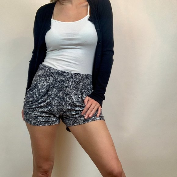 Black and white shorts - Picture 6 of 6